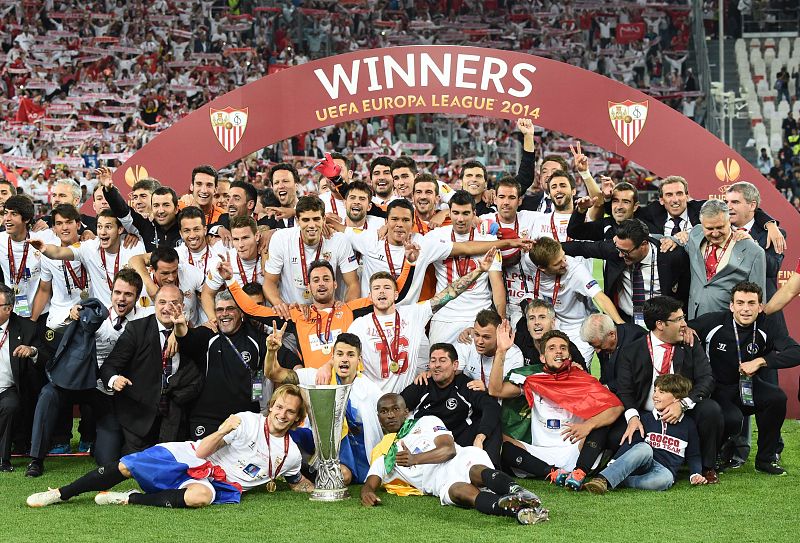 Los jugadores del Sevilla posan con la Europa League