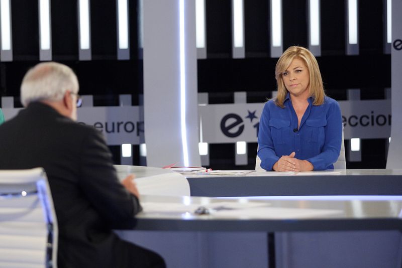 Elena Valenciano escucha la intervención de Miguel Arias Cañete durante el debate sobre las elecciones europeas en TVE