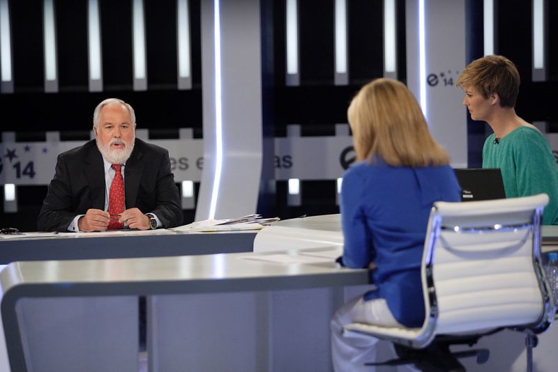 Arias Cañete, frente a Valenciano, en un momento del debate sobre las europeas en TVE