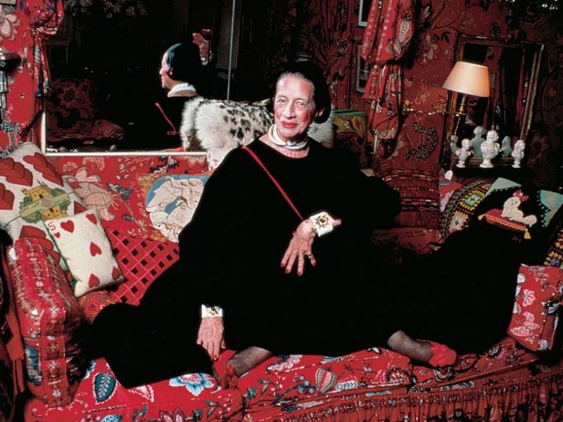 Diana Vreeland en el sofá de su casa, idéntico al que ha recreado el escenógrafoRamon Ivars en la puesta en escena de "Al galop".