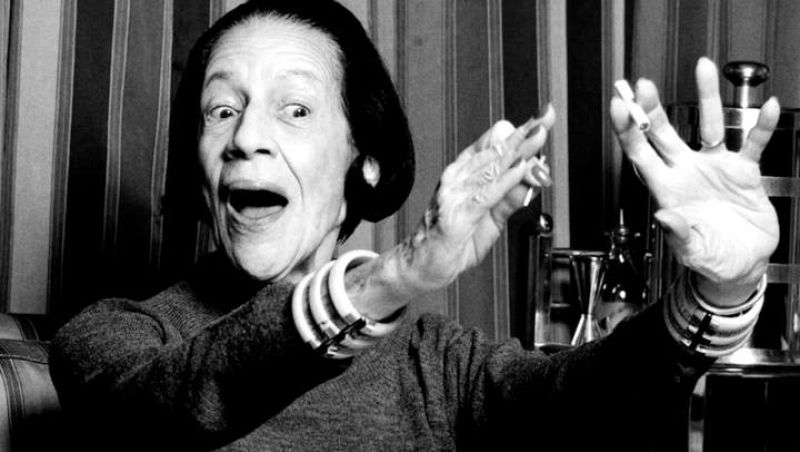  Diana Vreeland, llamada La Divina, fue una de las más influyentesperiodistas de moda durante más de cincuenta años.