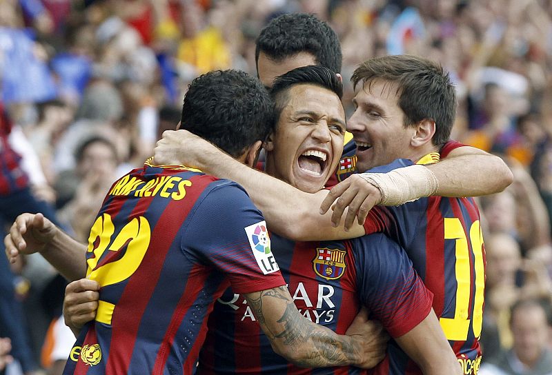 Los jugadores del FC Barcelona celebran el gol de Alexis ante el Atlético