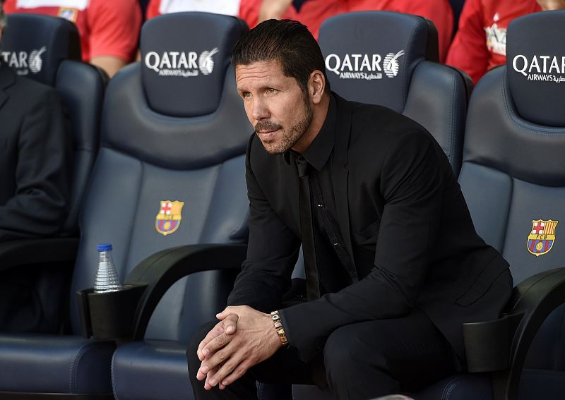 El entrenador del Atlético, Diego Simeone, en el banquillo del Camp Nou