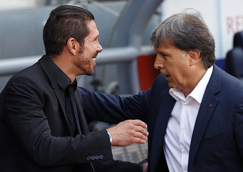 Los entrenadores de Barça y Atlético, Gerardo Martino y Diego Simeone, se saludan antes del partido