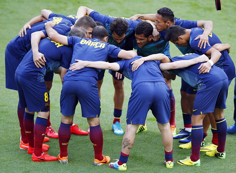 Los jugadores del FC Barcelona hacen piña antes del partido
