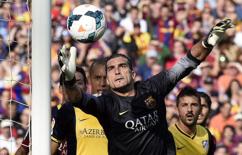 El meta José Manuel Pinto, del FC Barcelona, trata de atajar un balón