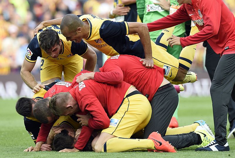 FInal del partido: los jugadores del Atlético celebran el título