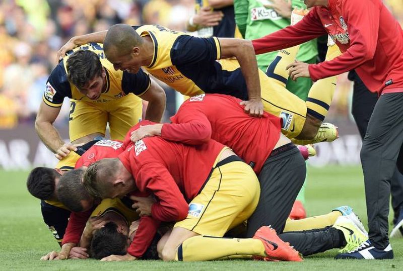 FInal del partido: los jugadores del Atlético celebran el título