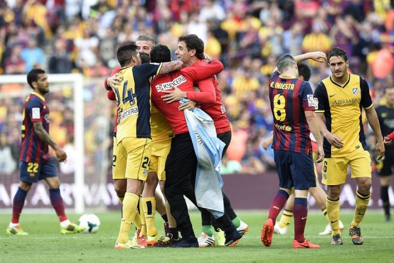 Alegría de los jugadores del Atlético de Madrid por la conquista de la Liga en el Camp Nou