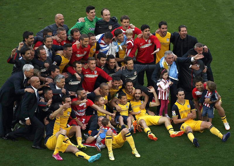 Foto de familia de los jugadores, entrenadores y cuerpo técnico del Atlético de Madrid