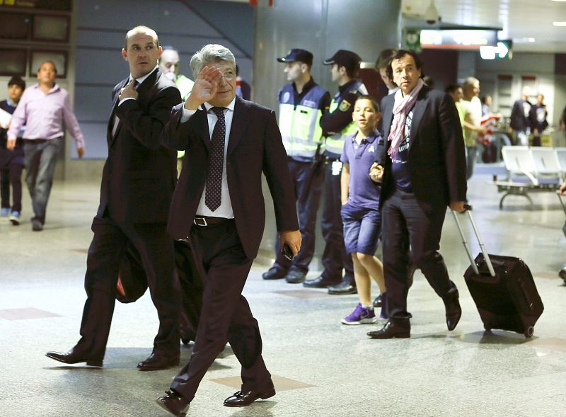 El presidente del Atlético de Madrid Enrique Cerezo saluda a la afición a su llegada al aeropuerto de Barajas, en Madrid