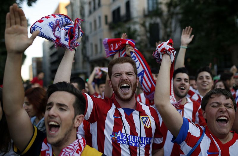 Aficionados del Atlético de Madrid celebran en la fuente de Neptuno el décimo título de liga conseguido por su equipo