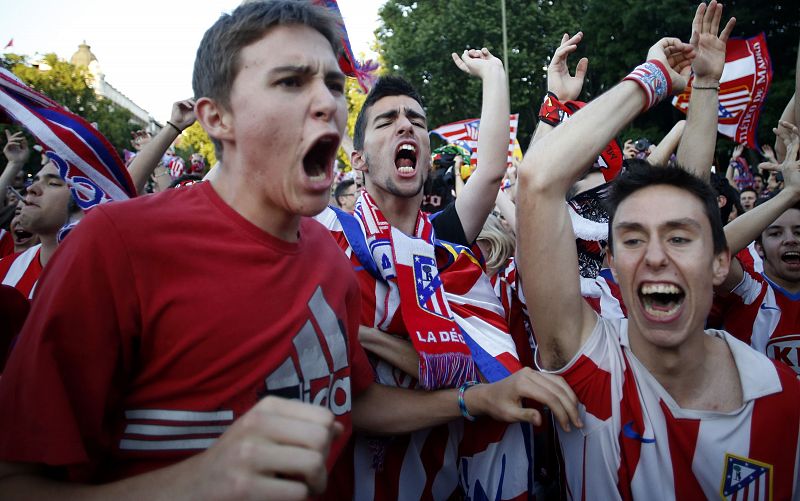 Muchos jóvenes aficionados rojiblancos entre los presentes en la celebración del título liguero en la fuente de Neptuno