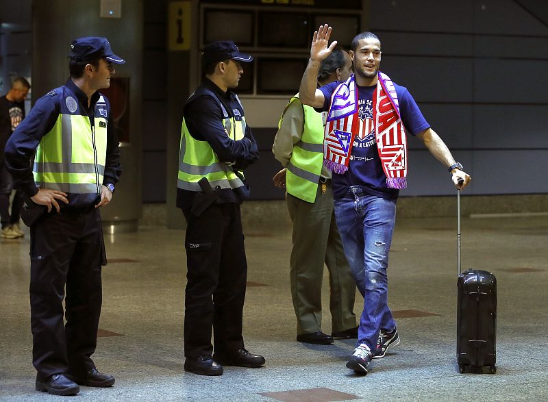 El centrocampista del Atlético de Madrid Mario Suárez saluda a la afición a su llegada al aeropuerto Adolfo Suárez - Madrid Barajas