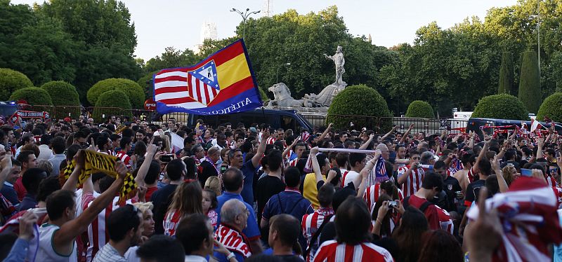 La bandera del Atlético de Madrid junto a la fuente de Neptuno, en Madrid, en la celebración por el título en La Liga