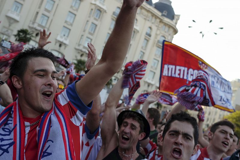 Aficionados "colchoneros" ondean bufandas y banderas al aire en la celebración en Neptuno del título liguero del Atlético de Madrid