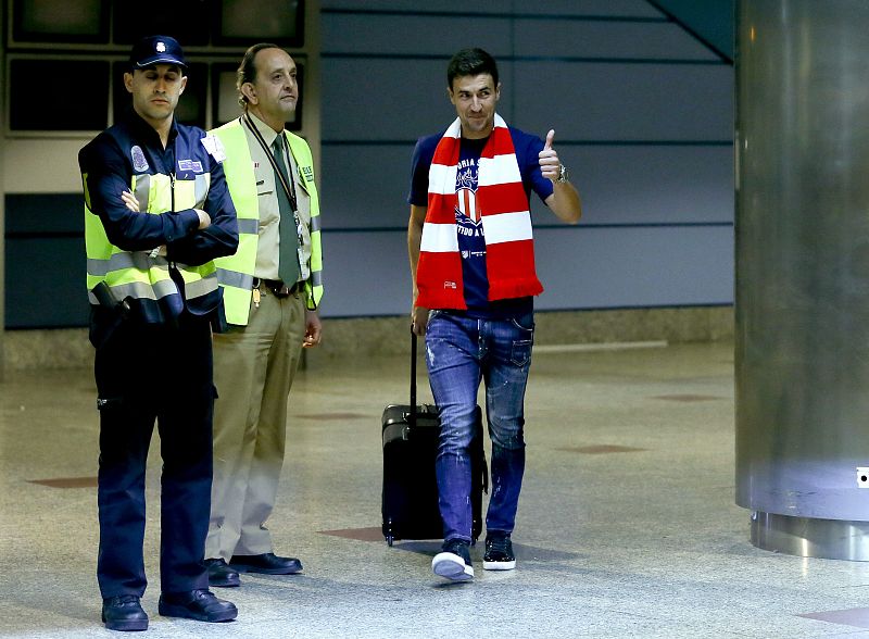 El capitán del Atlético de Madrid, 'Gabi', saluda a los aficionados que han acudido a recibir al equipo campeón de liga al aeropuerto Adolfo Suárez - Madrid Barajas