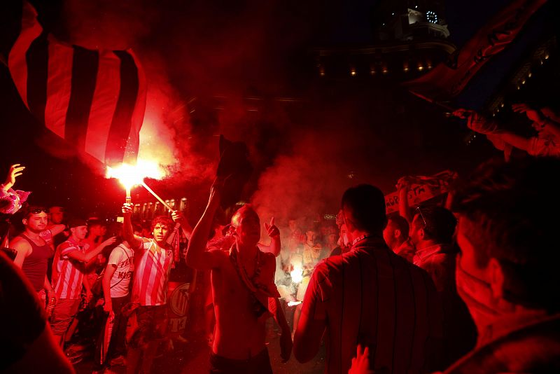 Bengalas y banderas al aire en Neptuno durante la celebración del título liguero conseguido por el Atlético de Madrid