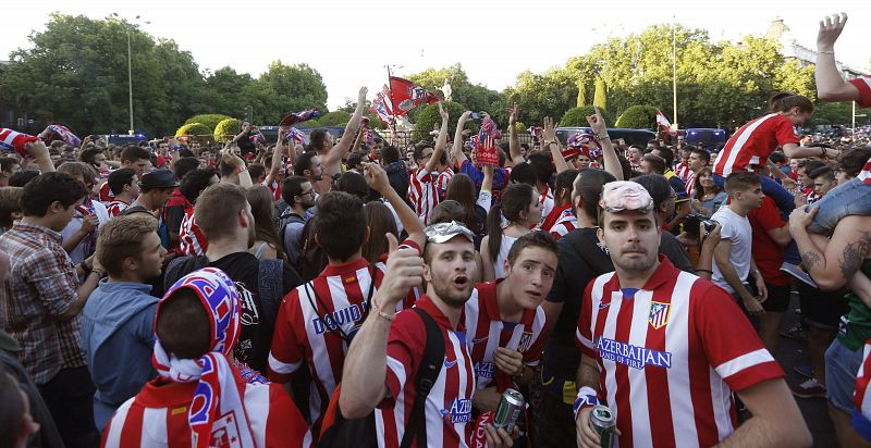 El empate 1-1 frente al FC Barcelona ha valido al Atlético de Madrid para hacerse con el título liguero, que ha sido celebrado por cientos de personas en la fuente de Neptuno