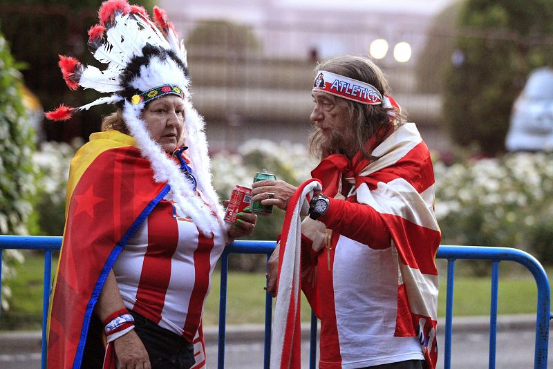 Dos aficionados "indios" del Atlético de Madrid celebran el título liguero conseguido