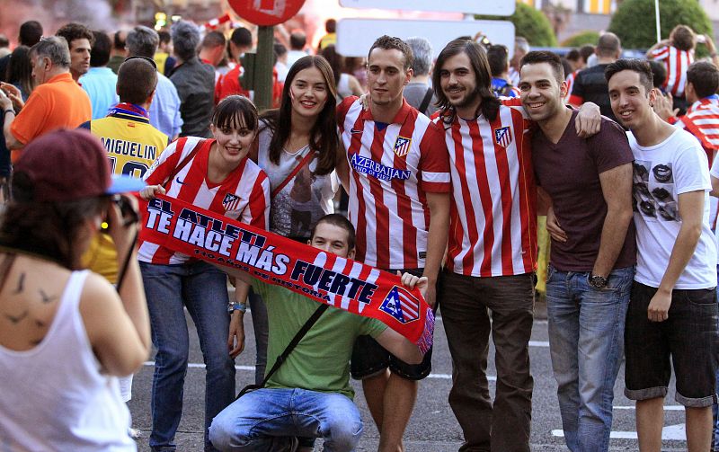 Los aficionados del Atlético de Madrid celebran en la plaza de Neptuno de Madrid la proclamación de su equipo como campeón de la Liga de Primera División