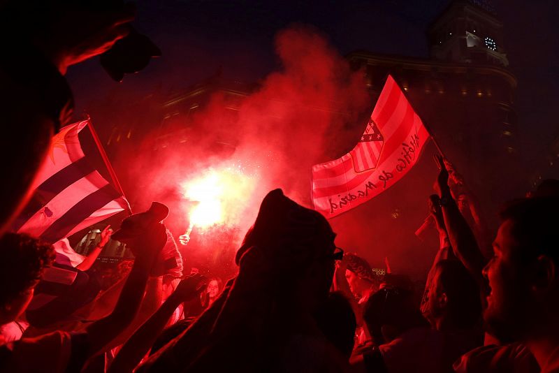 Los aficionados del Atlético de Madrid celebran, con bengalas en la fuente de Neptuno, la consecución del título liguero por parte de su equipo