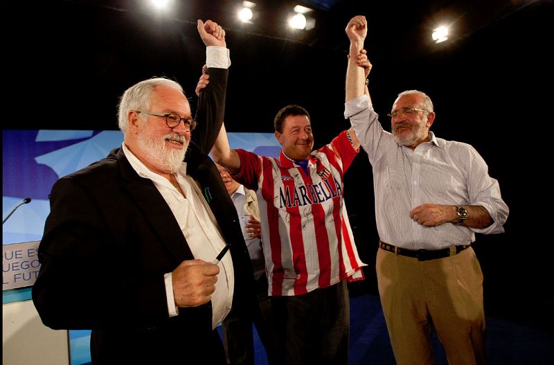 En el mitin de Arias Cañete en Las Navas del Marqués (Ávila) se celebraba algo más que la campaña electoral: el alirón liguero del Atlético de Madrid