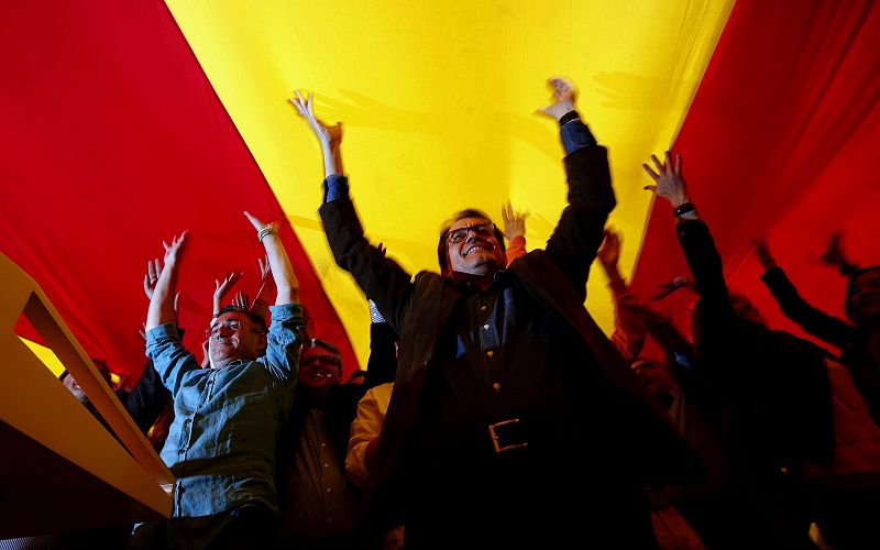 El president de la Generalitat, Artur Mas, junto al candidato Ramon Tremosa, envueltos por la bandera catalana en el mitin central de su campaña.