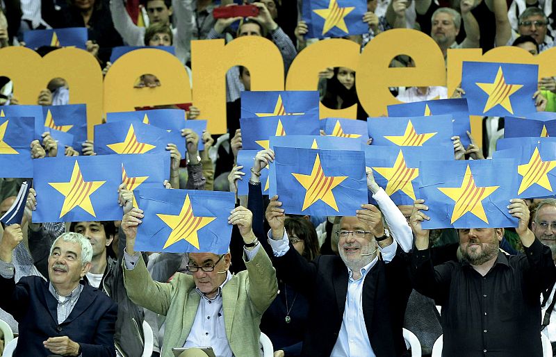 El expresidente de la Generalitat y exlíder del PSC, Pasqual Maragall, acompañó a su hermano Ernest, número dos de ERC, en el pabellón del Vall d'Hebron de Barcelona.