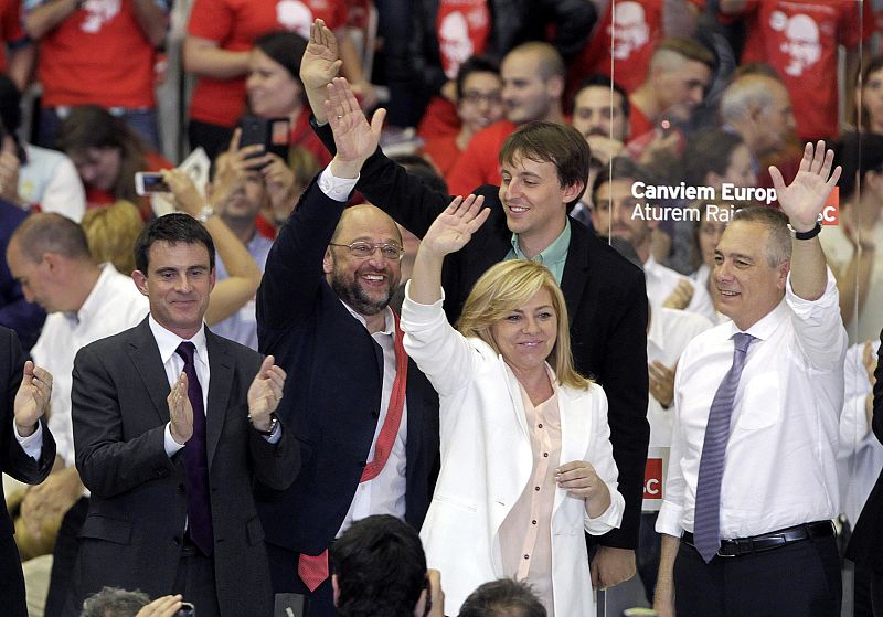 El socialismo europeo y vecino, reunido en Barcelona. En la imagen, la candidata del PSOE, la candidata del PSOE, Elena Valenciano; el primer ministro francés, Manuel Valls (i); el candidato de los socialistas europeos, Martin Schulz (2i); y el líder