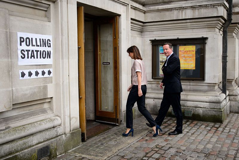 David Cameron y su esposa se dirigen a votar