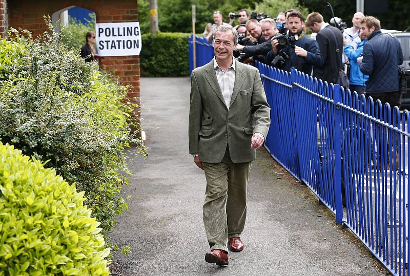 Nigel Farage, líder del partido británico UKIP se dirige a votar en Biggin Hill a las afueras de Londres