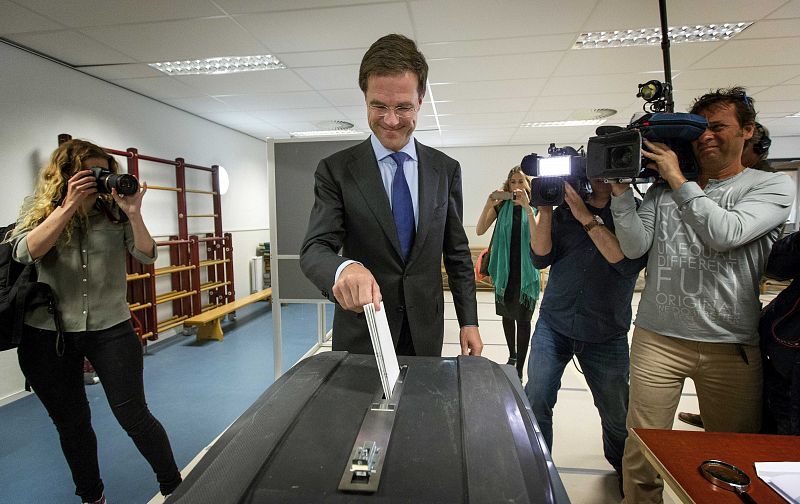 El primer ministro holandés Mark Rutte ejerce el voto en La Haya