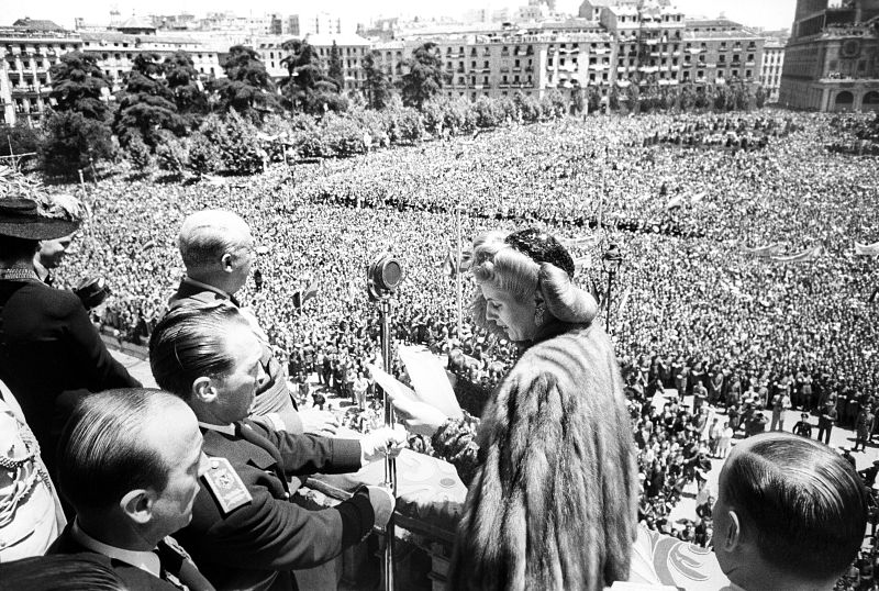 Eva Duarte de Perón, esposa del Presidente de la Argentina, saluda a la multitud desde el balcón del Palacio de Oriente, acompañada de Franco en 1947.