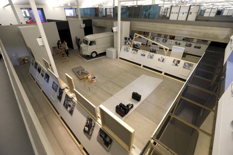 Preparativos de la exposición "EFE'75: Historia de la primera agencia global en español", en la Casa del Lector de Madrid.