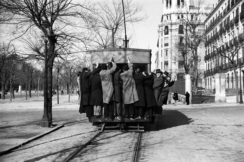 Aficionados de fútbol viajan en el servicio especial de tranvías desde Cibeles al campo de Chamartín, para presenciar el partido de Liga entre el Real Madrid y el Real Murcia en 1941.