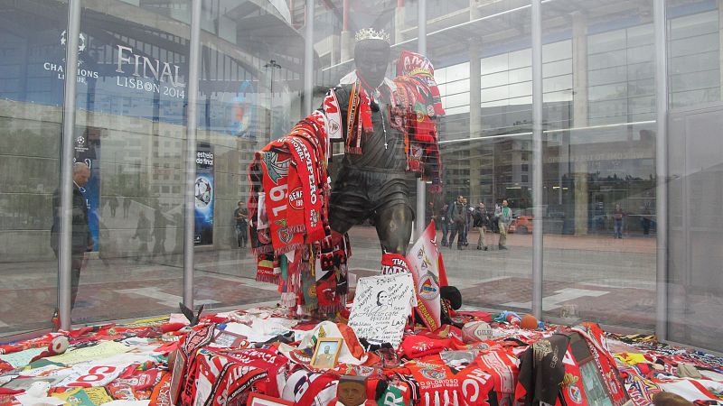 En la entrada del estadio, una estatua del recientemente fallecido Eusebio es venerada casi con devoción religiosa.