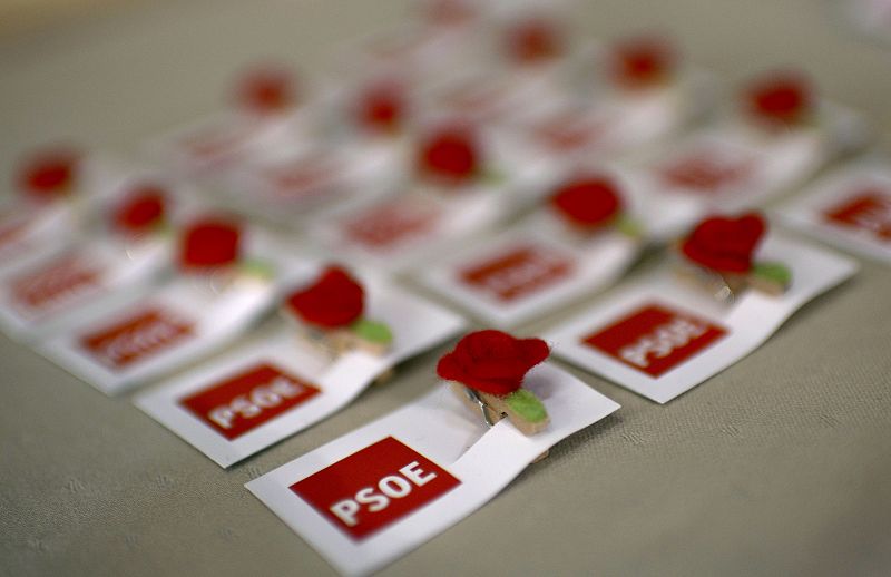 Insignias del PSOE en un acto del último día de campaña en el que los socialistas se desplegaron en varios actos en Madrid, Alicante y Sevilla.