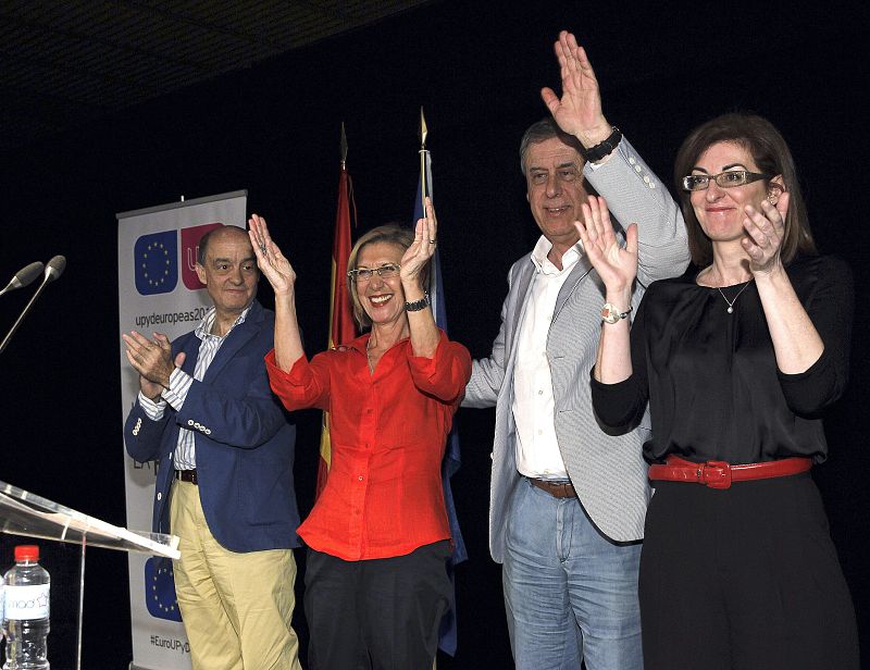 La líder de UPyD, Rosa Díez, y los candidatos Fernando Maura, Francisco Sosa Wagner y Maite Pagazaurtundua en su último acto en Madrid.