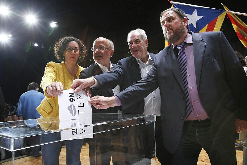 Una imagen resume la campaña de ERC: Los dirigentes Marta Rovira, Josep Maria Terricabras, Ernest Maragall y Oriol Junqueras, votando simbólicamente en la consulta soberanista.