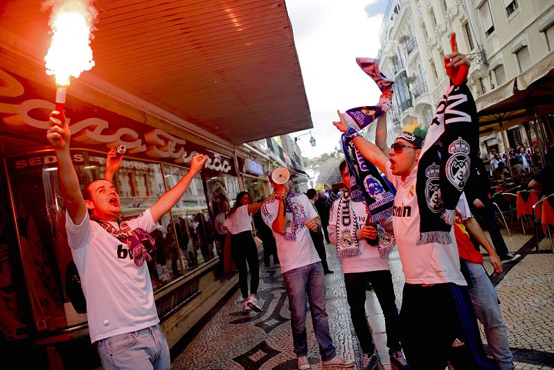 Unos hinchas del Real Madrid, caldeando el ambiente unas horas antes del partido en el Estadio Da Luz.