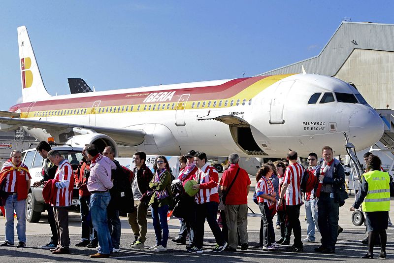 Hinchas rojiblancos llegan al aeropuerto de Portela para asistir a la final de la Champions entre el Real y el Atlético.