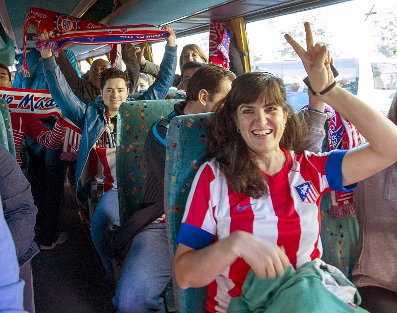 En el autobús, porque por tierra y aire los aficionados del Atlético no se quieren perder un día para la historia.