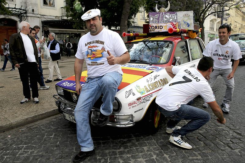 Castizo y vikingo, este aficionado ha recurrido a su propio coche tuneado para acercarse a Lisboa.