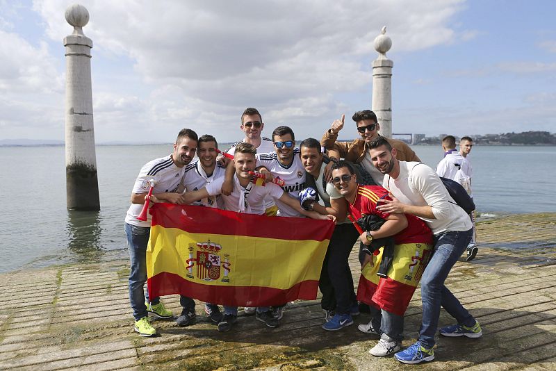 Aficionados del Real Madrid que recuerdan que en Lisboa hoy se habla español.