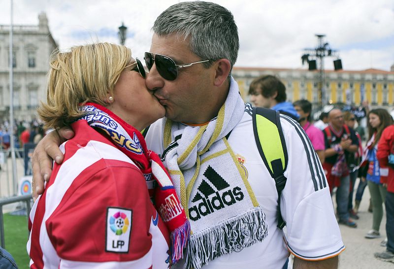 El marido, del Real Madrid; la mujer, del Atlético. Que reinen la deportividad y el amor.