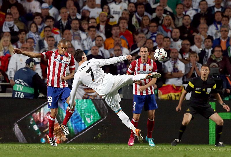 Cristiano Ronaldo intenta un remate acrobático hacia la portería de Thibaut Courtois en la final de la Champions League entre el Real Madrid y el Atlético de Madrid