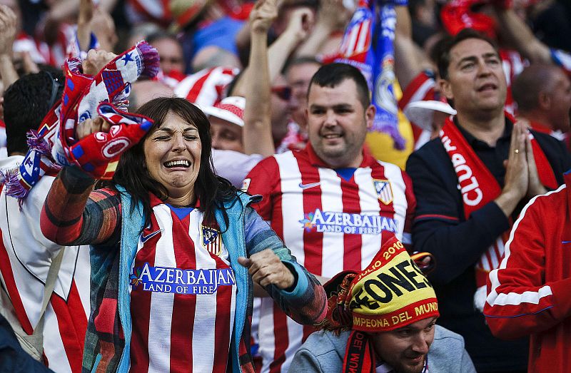 Aficionados del Atlético de Madrid animan a su equipo durante la final de la Liga de Campeones en Lisboa