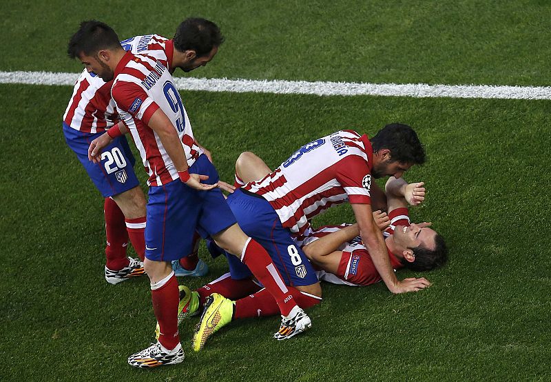 Los jugadores del Atlético de Madrid celebran el 1-0 logrado por el defensa Diego Godin de cabeza en la final de Champions League ante el Real Madrid