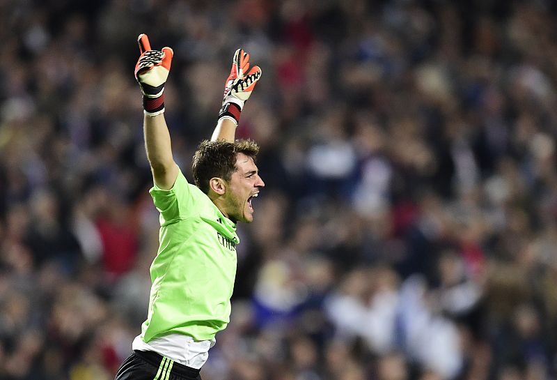 El portero del Real Madrid, Iker Casillas, celebra uno de los goles marcados por el Real Madrid en su victoria 4-1 ante el Atlético de Madrid en la final de Champions League 2014, disputada en Lisboa